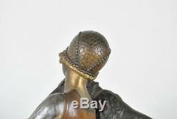 A Godard, Femme au Barzoi, sculpture signée, Art Deco, XXème siècle