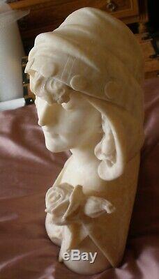 A. SACCARDI Sculpture buste art déco en albâtre ou marbre Femme chapeau & rose