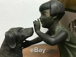 Adorable sculpture Fillette parlant au chien en régule ép 1930 art déco P SECA