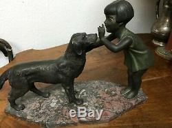 Adorable sculpture Fillette parlant au chien en régule ép 1930 art déco P SECA