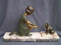 Ancienne sculpture art deco fille au chien bouledogue français antique statue