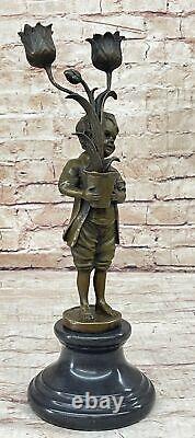 Art Déco Bronze Statue Jeune Garçon'Holding' Tulipe Vase Bougeoir Figurine