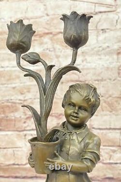 Art Déco Bronze Statue Jeune Garçon'Holding' Tulipe Vase Bougeoir Figurine