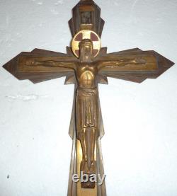 Beau crucifix allemand ou Belge d'époque art déco en cruivre et bronze émaillé
