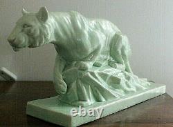 Belle sculpture en céramique craquelée art-déco lionne chasseresse. E. SIELG