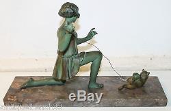 Geo Maxim, belle sculpture Art Déco, jeune fille jouant avec un chat, régule