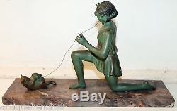 Geo Maxim, belle sculpture Art Déco, jeune fille jouant avec un chat, régule