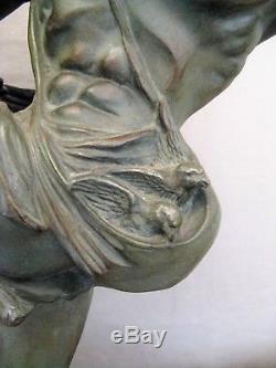 Grande sculpture en métal époque art déco l'homme et l'aigle