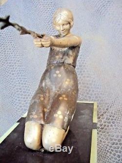 Jolie sculpture art-déco en régule terrasse en marbre signée Janle