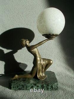 Lampe art deco 1930 statue femme danseuse sculpture en metal couleur bronze