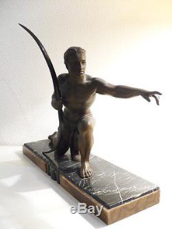 Lourde & ancienne sculpture d'un tireur à l'arc archer en régule style Art déco