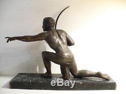 Lourde & ancienne sculpture d'un tireur à l'arc archer en régule style Art déco