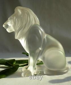 Sculpture Animaliere Lalique En Cristal Depoli, Lion Bamara Assis, Art Deco