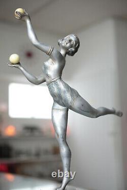 Sculpture Art Deco 1930 Statue femme danseuse aux boules attribuée à Balleste