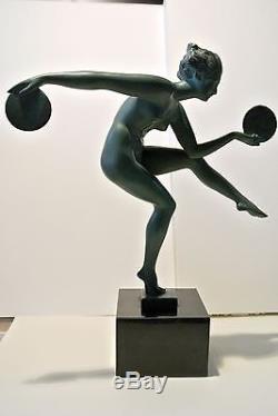 Sculpture Art déco 1930 Femme nue aux cymballes sur socle minéral noir