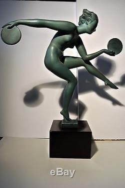 Sculpture Art déco 1930 Femme nue aux cymballes sur socle minéral noir