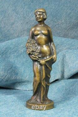 Sculpture en bronze. Femme aux fleurs. Art Déco. Sculpture en bronze