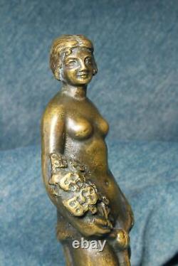 Sculpture en bronze. Femme aux fleurs. Art Déco. Sculpture en bronze