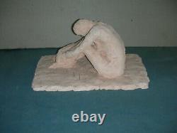 Sculpture femme assise art déco terre cuite signée LP