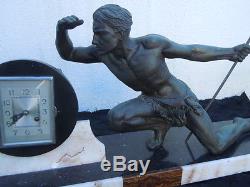 Sculpture homme atlhetique chasseur à la lance Roncourt pendule époque Art Déco