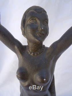Sculpture jeune femme signée J. Salvado France d'époque Art Déco batgirl