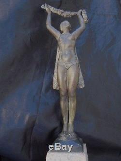 Sculpture jeune femme signée J. Salvado France d'époque Art Déco batgirl