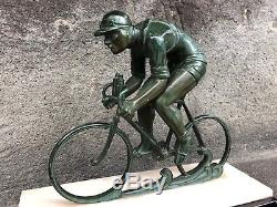 Sculpture régule Cycliste en montée