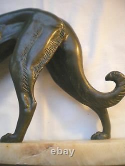 Sculpture régule à patine bronze, Lévrier sur terrasse marbre, Art Déco