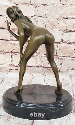 Signée Haute Qualité Mavchi Art Déco Bronze Chair Fille Socle Statue Solde