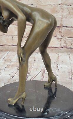 Signée Haute Qualité Mavchi Art Déco Bronze Chair Fille Socle Statue Solde