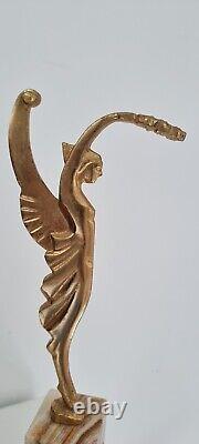Statue sculpture golden bronze. Marble base art deco Statuette en bronze doré